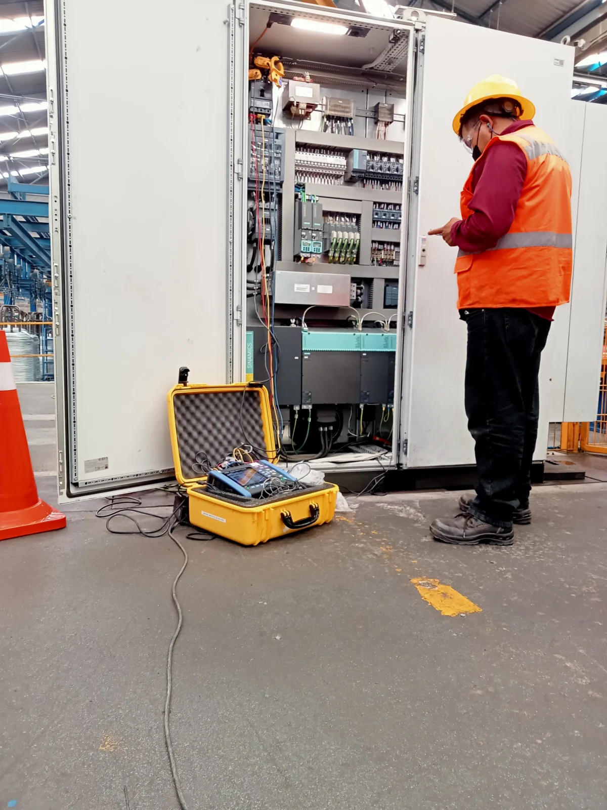 Ingeniero midiendo calidad de la energía en un tablero de control