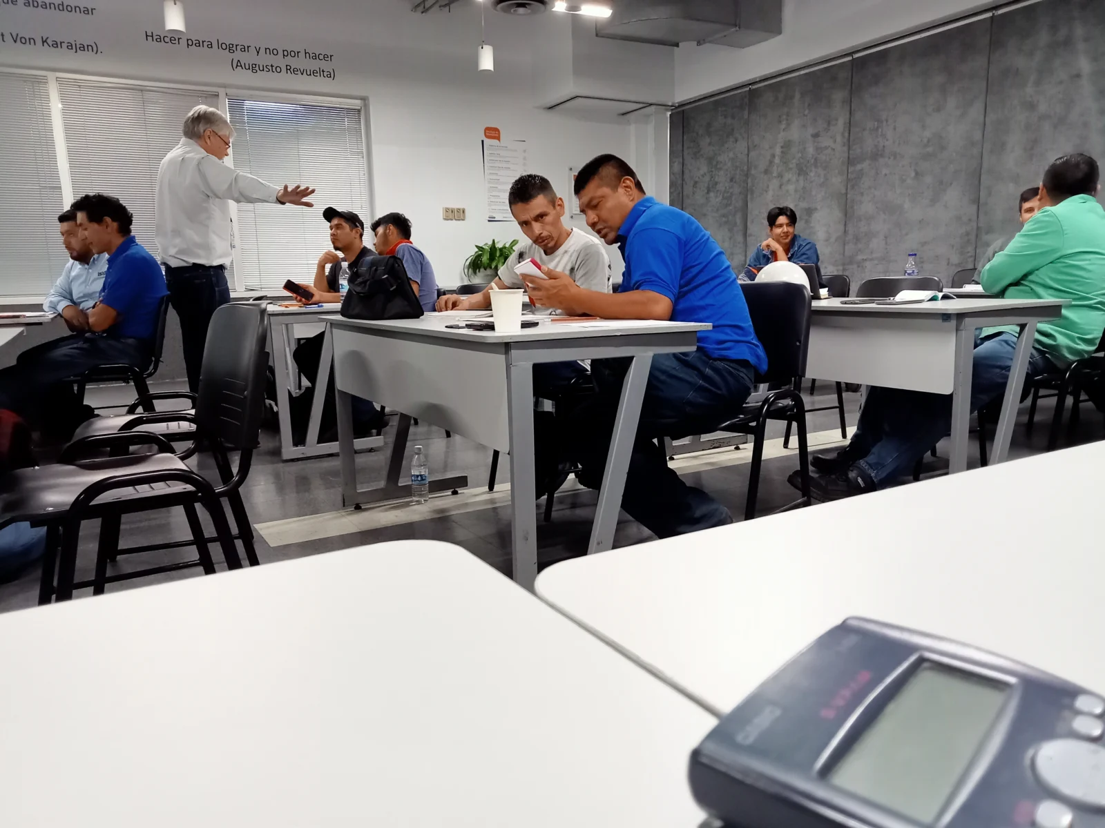 Grupo de técnicos en curso de protecciones eléctricas